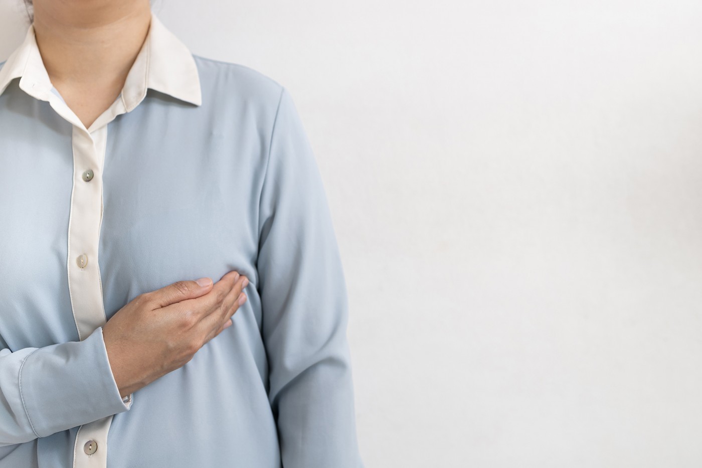 Как справиться с болью в груди?