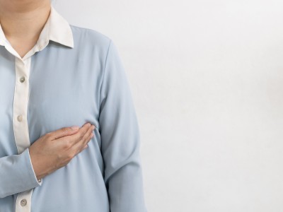 Как справиться с болью в груди?